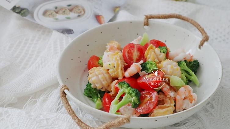 #舌尖上的美食# 夏天最喜欢的就是凉菜了,今天的这道凉拌不但开胃而且低脂刮油又营养,很适合